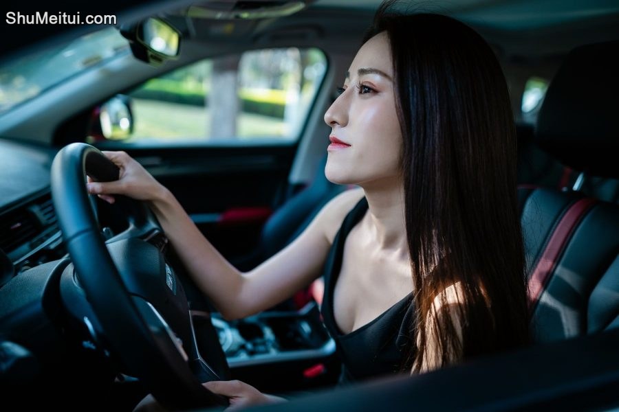 开哈弗的漂亮美女车内展示肉色丝袜美腿[第11张/共32张]