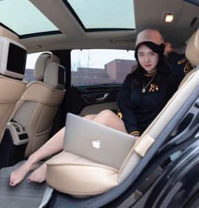 一个穿高跟鞋开奔驰的美腿女郎