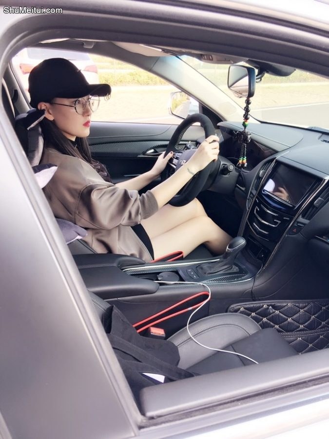 酷帅的美腿眼镜人妻车内秀足[第10张/共18张]