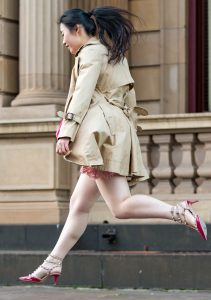 极品人妻在大街上边跳边拍照，高跟鞋都不惧了