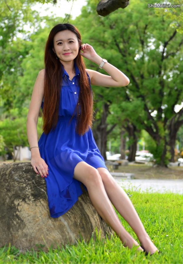 在公园给一位长发姐姐拍照美腿发亮涂了某种液体[第11张/共65张]