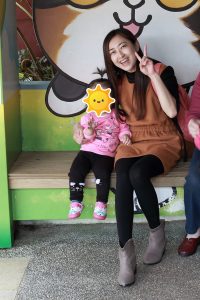 可爱长发美女外出裤袜短靴美腿线条优美