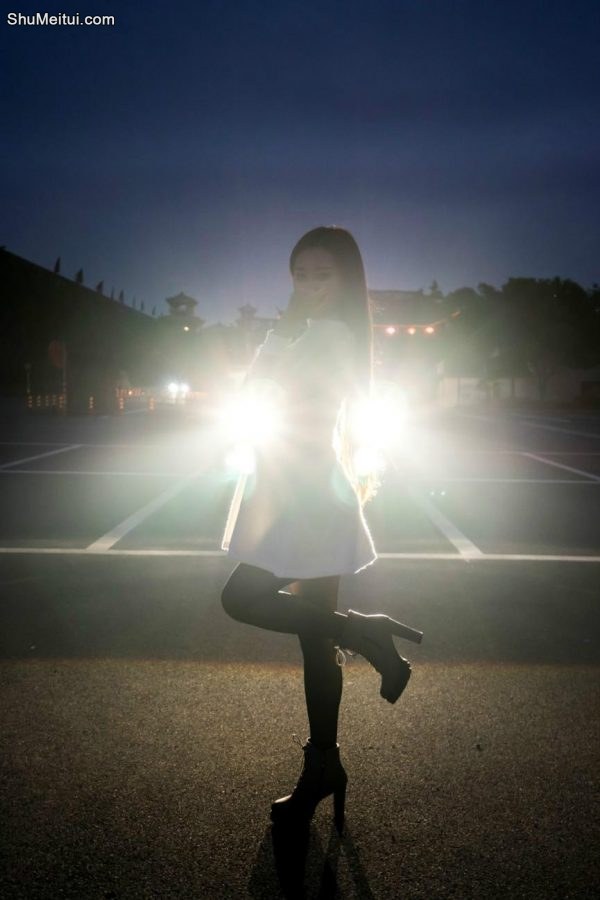 长发媳妇穿黑丝靴子拍车模写真[第8张/共16张]