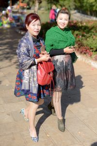 陪闺女去相亲的熟妇大姐，这母女俩真像呀