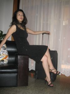 居家熟女在沙发里秀光洁的长腿