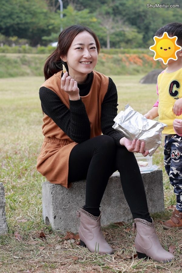 可爱长发美女外出裤袜短靴美腿线条优美[第8张/共12张]