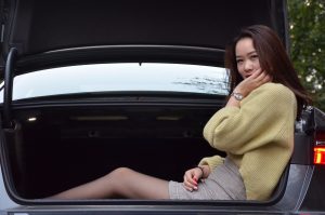 奥迪车内穿黑丝细高跟的嫂子