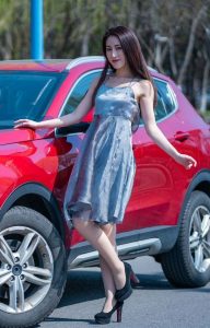 开哈弗的漂亮美女穿肉丝高跟鞋露背车模照片