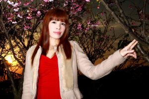 低胸红衣美妇穿了圆点黑丝要搞事情