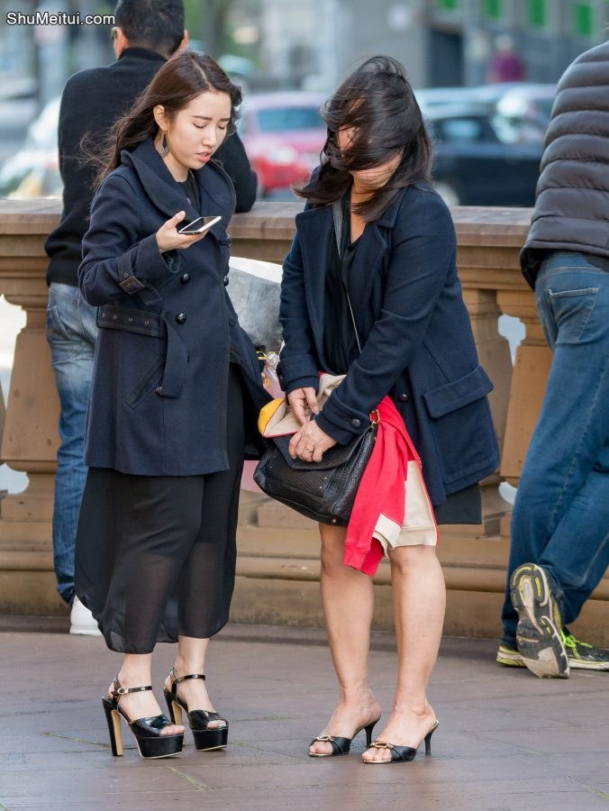 一对好姐妹逛街进行时，妹妹的颜值好高呀，狂喜中[第3张/共5张]