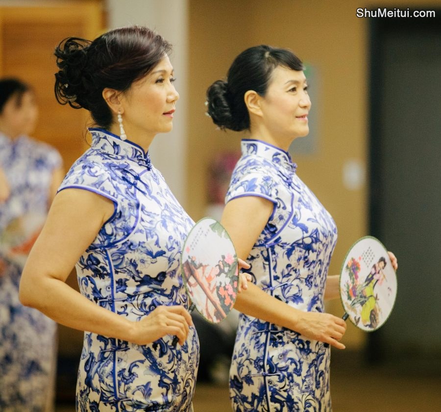 何姐和她的朋友们统一身着青花瓷旗袍排练[第22张/共35张]