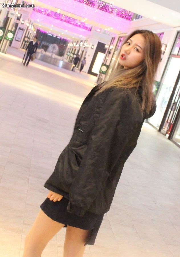 彤姐逛商场逛累了脱了高跟鞋晾晒丝袜脚给你欣赏[第6张/共8张]