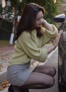 奥迪车内穿黑丝细高跟的嫂子