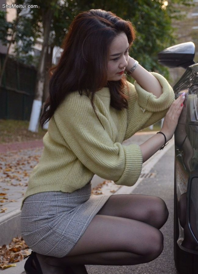 奥迪车内穿黑丝细高跟的嫂子[第5张/共21张]