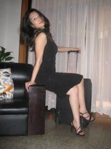 居家熟女在沙发里秀光洁的长腿