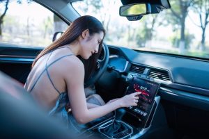 开哈弗的漂亮美女穿肉丝高跟鞋露背车模照片