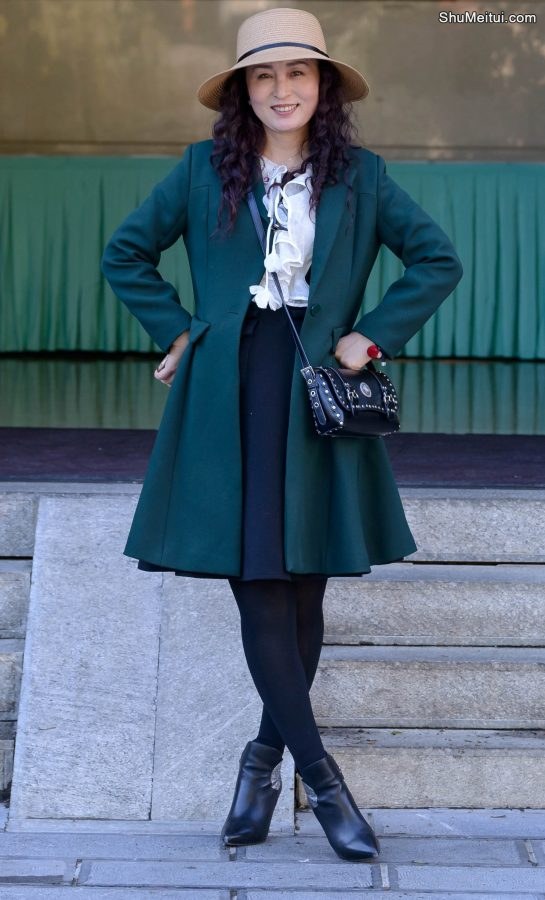 身着绿尼大衣的美妇大姐被旁边的草帽姐成功抢镜了[第3张/共5张]