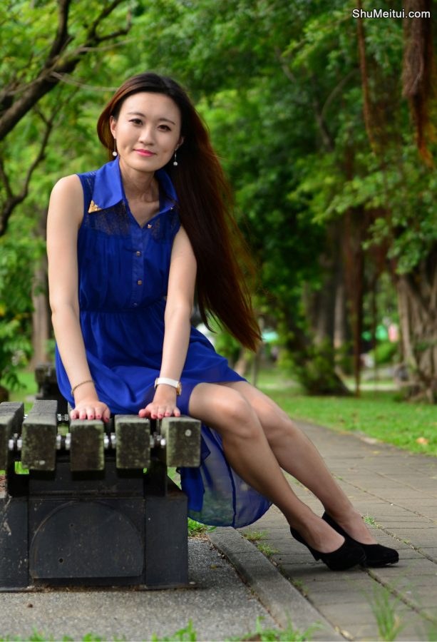 在公园给一位长发姐姐拍照美腿发亮涂了某种液体[第22张/共65张]