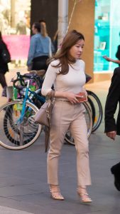 为生计而奔波的80后美妇，保养的还不错