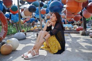 极品人妻在渔村旅行不时露出大腿