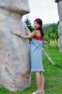 穿平底凉鞋的美腿人妻在巨石阵游玩