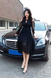 一个穿高跟鞋开奔驰的美腿女郎