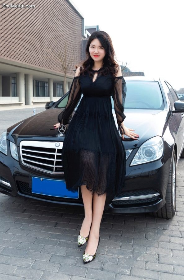 一个穿高跟鞋开奔驰的美腿女郎[第6张/共15张]