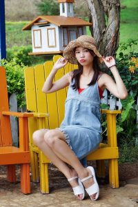 穿平底凉鞋的美腿人妻在巨石阵游玩