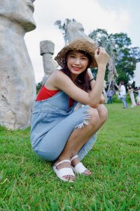 穿平底凉鞋的美腿人妻在巨石阵游玩