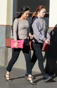 俩美女俩烟民，竟然拍到乱扔烟头了，罚款5元