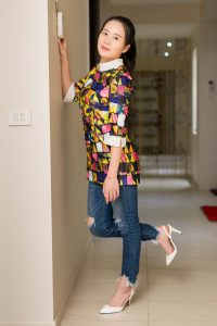 两位闺蜜在家的沙发上狂秀脚丫子