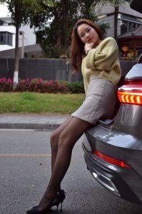奥迪车内穿黑丝细高跟的嫂子