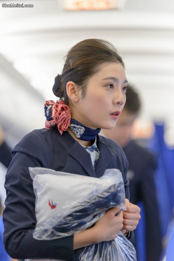 动车上的小媳妇颜值超高，我忍不住拍了几张[第1张/共7张]