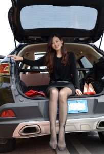 性感的山东大嫂穿黑丝拍完了换肉丝接着拍