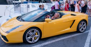 老外车展上的各色名媛们，咱们也换换口味