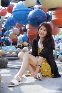 极品人妻在渔村旅行不时露出大腿