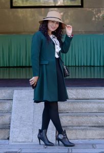 身着绿尼大衣的美妇大姐被旁边的草帽姐成功抢镜了