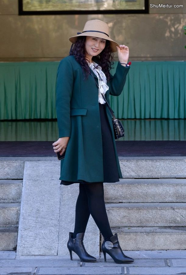 身着绿尼大衣的美妇大姐被旁边的草帽姐成功抢镜了[第4张/共5张]