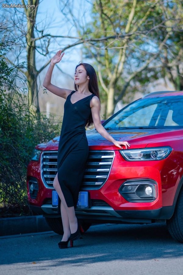 开哈弗的漂亮美女车内展示肉色丝袜美腿[第27张/共32张]