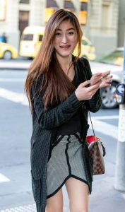 穿短裙高跟的气质美女，兄弟们给长长眼