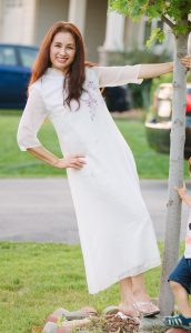 何姐和她的旗袍朋友白裙长发熟妇魅力十足