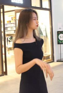 彤姐逛商场逛累了脱了高跟鞋晾晒丝袜脚给你欣赏