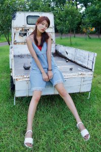 穿平底凉鞋的美腿人妻在巨石阵游玩