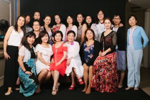 何姐和她的朋友们室内合影有穿高跟的有光脚的