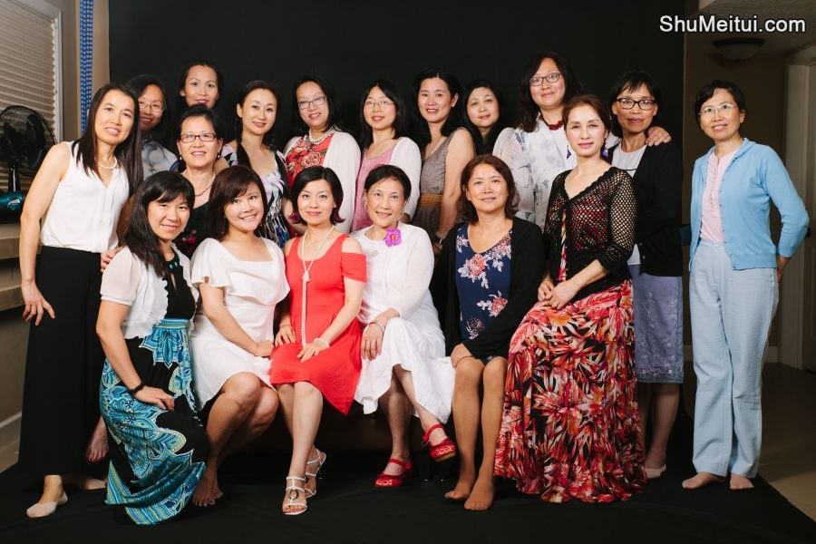 何姐和她的朋友们室内合影有穿高跟的有光脚的[第2张/共13张]