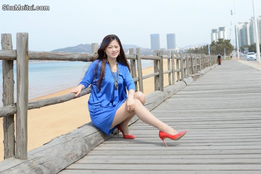 气质长发嫂子丝袜细高跟美腿外拍[第17张/共21张]