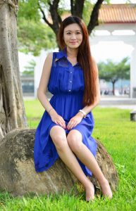 在公园给一位长发姐姐拍照美腿发亮涂了某种液体