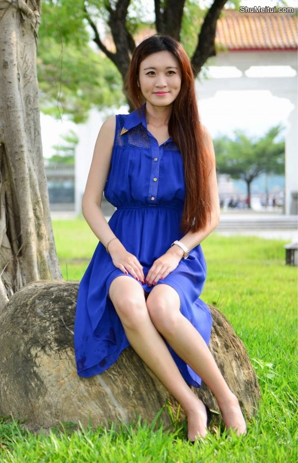 在公园给一位长发姐姐拍照美腿发亮涂了某种液体[第4张/共65张]