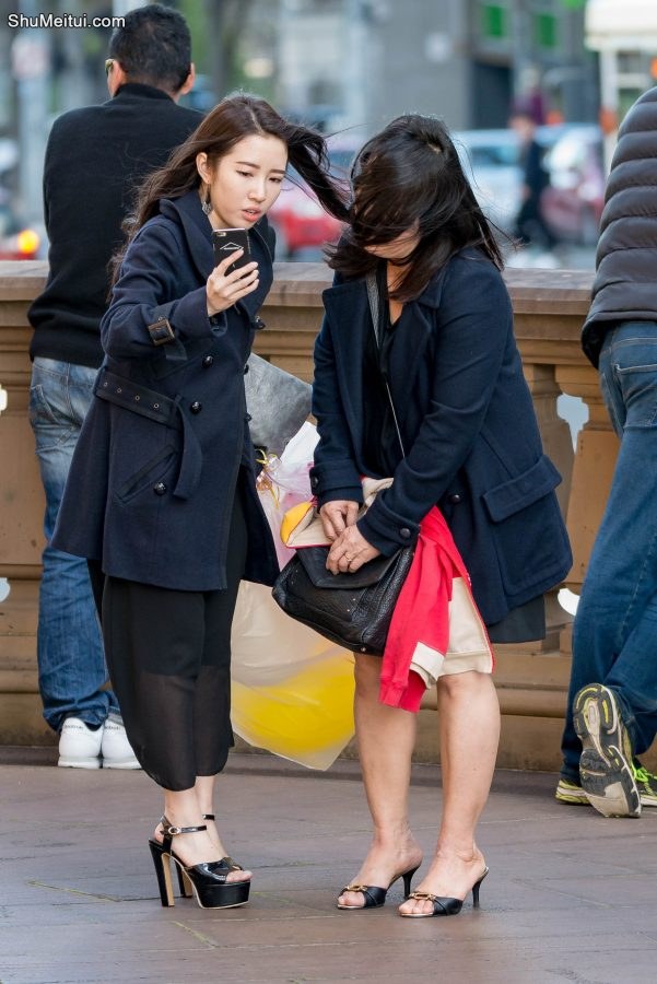 一对好姐妹逛街进行时，妹妹的颜值好高呀，狂喜中[第4张/共5张]