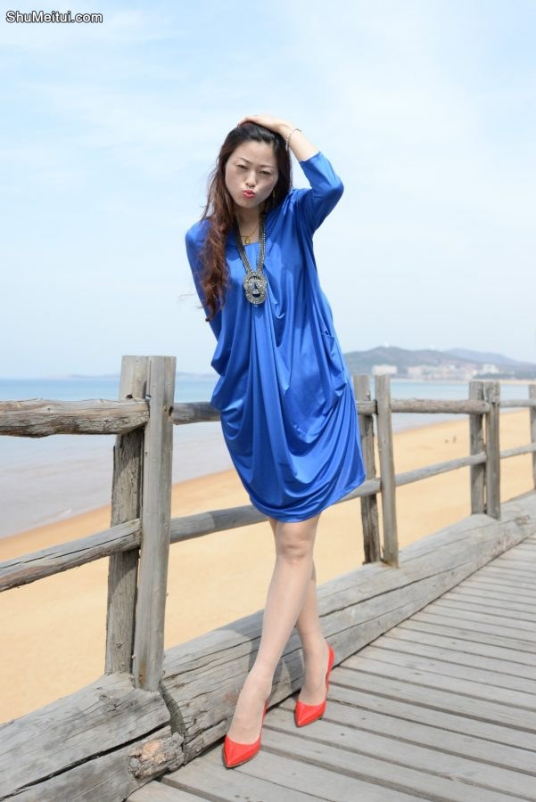 气质长发嫂子丝袜细高跟美腿外拍[第9张/共21张]